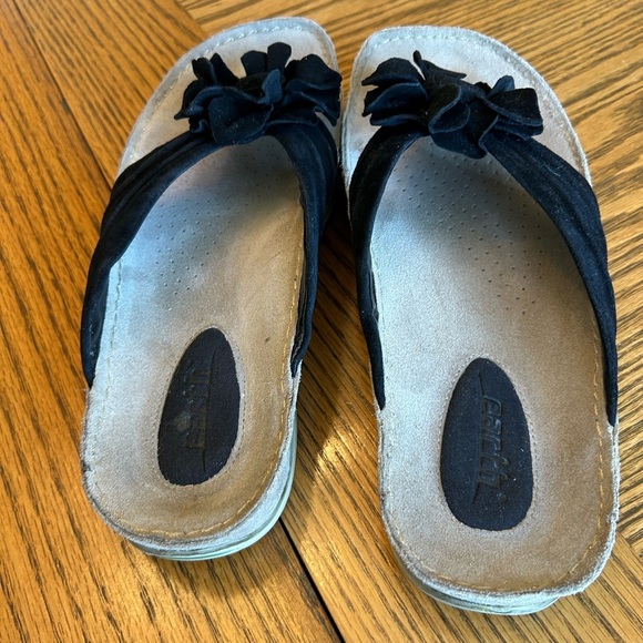 Earth Origins Black Leather Flower Sandals Comfortable Foot Support. Size 8 - Picture 2 of 10